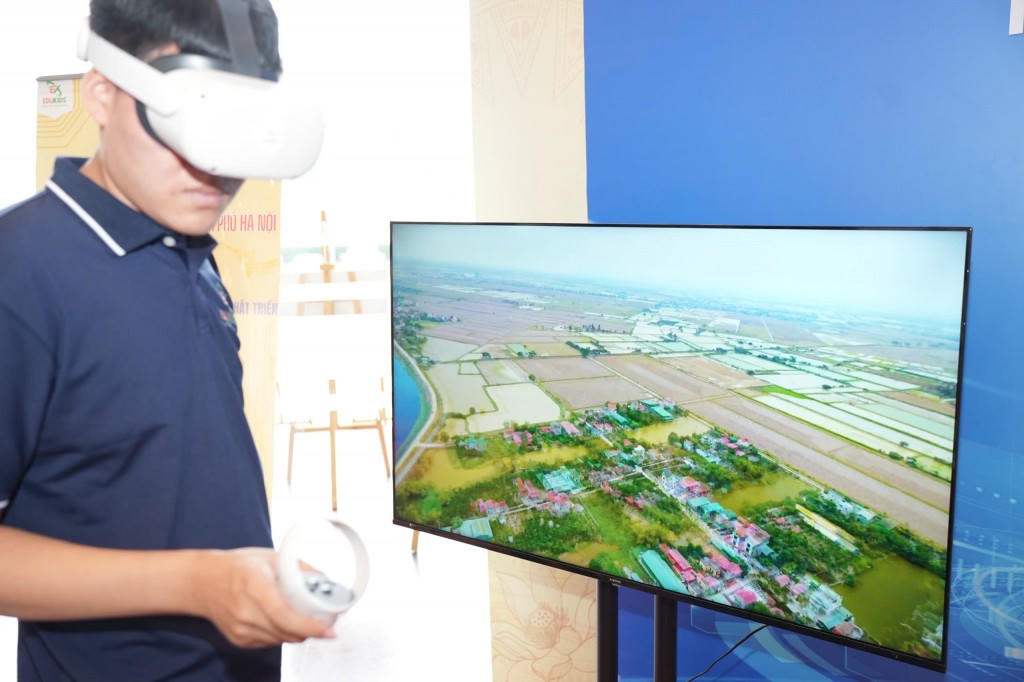 Đại biểu trải nghiệm công nghệ thực tế ảo.&nbsp;