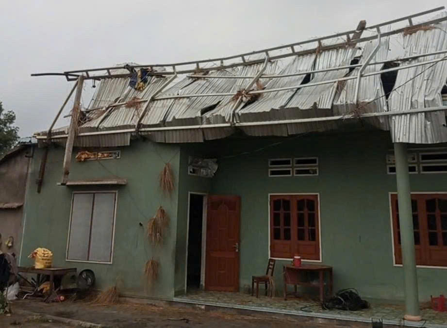 Một số nhà dân thôn Phước Lợi bị lốc xoáy làm tốc mái. Ảnh: CV.