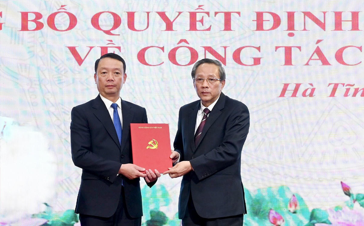 Ông Hoàng Đăng Quang - Phó Trưởng ban Thường trực Ban Tổ chức Trung ương trao quyết định của Ban Bí thư cho tân Phó Bí thư Tỉnh ủy Hà Tĩnh Phan Thiên Định. Ảnh: BHT.