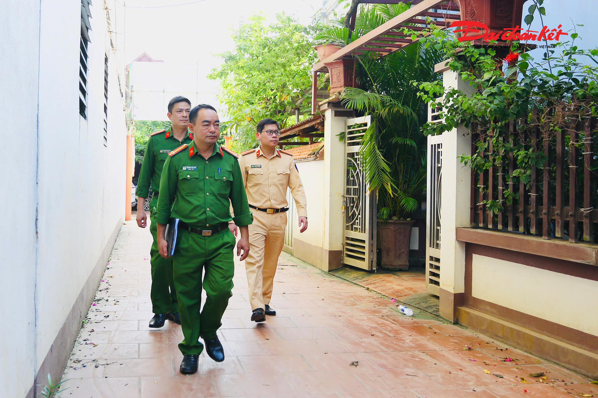 Công an Hà Nội đang rà soát, làm sạch gần 8 triệu dữ liệu phương tiện, 130.000 giấy phép lái xe và số hóa 8 triệu hồ sơ đăng ký xe đang quản lý. Theo ghi nhận của PV Báo Đại đoàn kết, Phòng CSGT Hà Nội đã cử cán bộ Đội Đăng ký, quản lý phương tiện giao thông cơ giới đường bộ phối hợp cùng Công an xã Mê Linh triển khai tuyên truyền, hướng dẫn người dân sinh sống trên địa bàn thực hiện làm sạch dữ liệu đăng ký phương tiện, giấy phép lái xe.