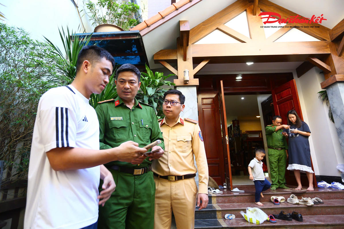 Theo hướng dẫn của Công an Hà Nội, anh Lê Văn Quang (xã Mê Linh), mất khoảng 10 phút để hoàn thành làm sạch dữ liệu giấy phép lái xe và đăng ký xe qua ứng dụng iHanoi.
