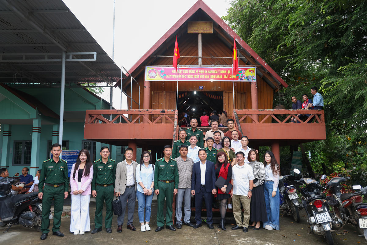 Đoàn công tác Báo Đại đoàn kết và Bộ đội Biên phòng Đắk Lắk chụp ảnh lưu niệm tại ngày hội. Ảnh: Quang Vinh.