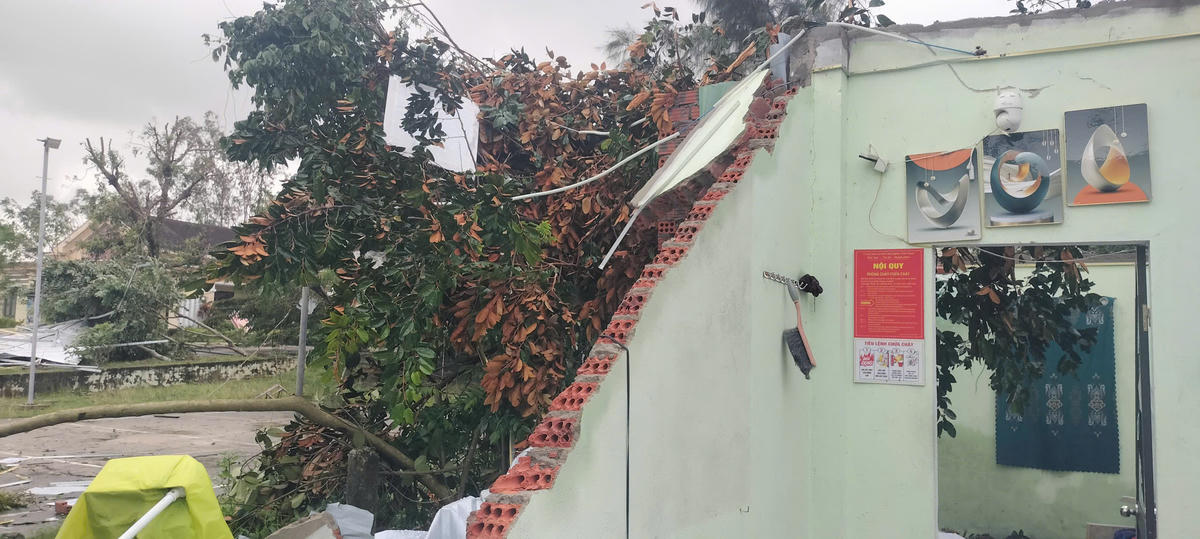 Một số nhà dân thôn Khánh Thọ bị tốc mái nhà. Ảnh: Tấn thành.