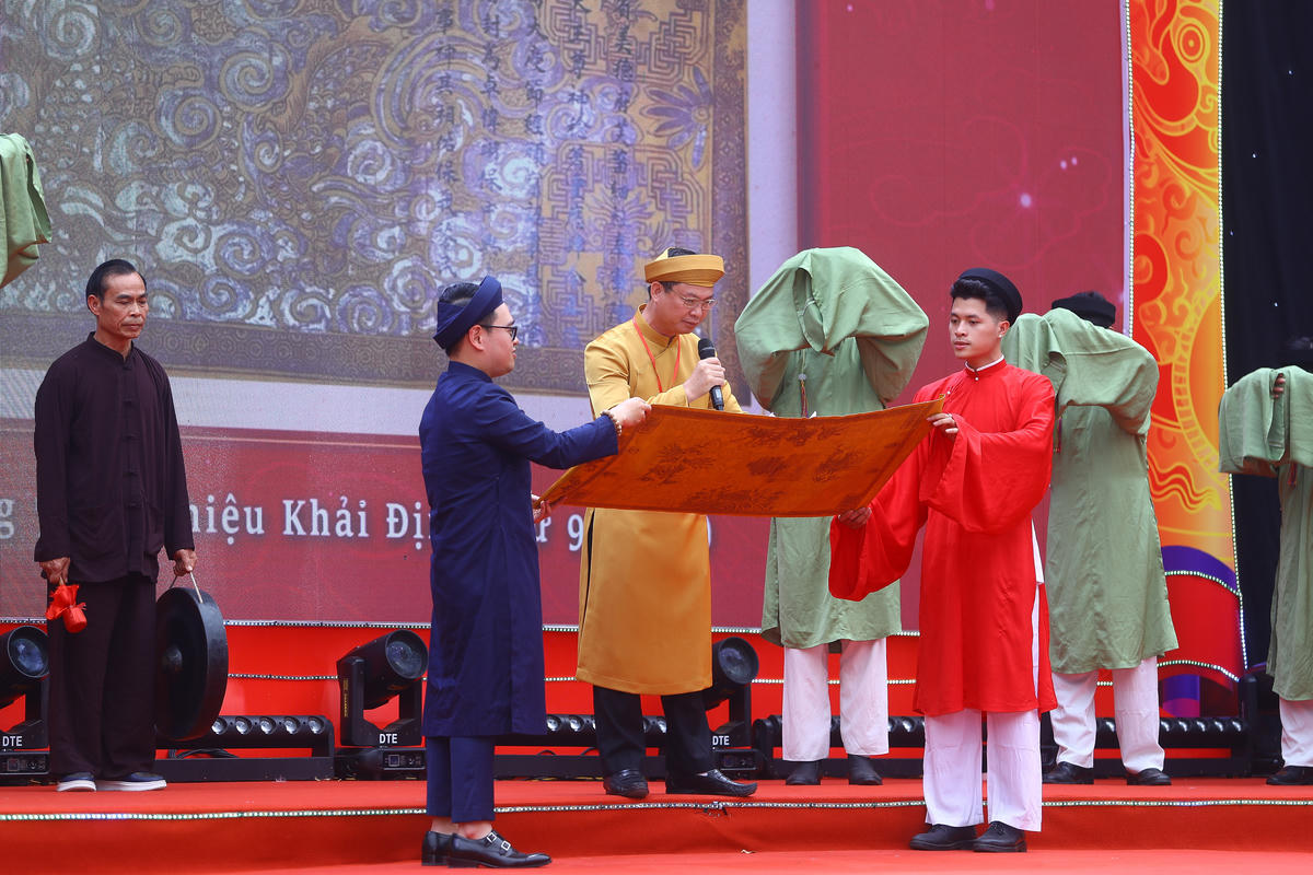 Ông Đặng Văn Cảnh, Bí thư Đảng ủy, Chủ tịch Hội đồng nhân dân xã Mỹ Đức đọc bài diễn văn Kỷ niệm 100 năm xây dựng Đền Đức Trần Triều.