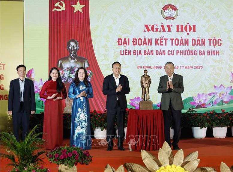 Tổng Bí thư Tô Lâm tặng bức tượng Chủ tịch Hồ Chí Minh cho Đảng bộ, chính quyền và Nhân dân phường Ba Đình - Ảnh: TTXVN