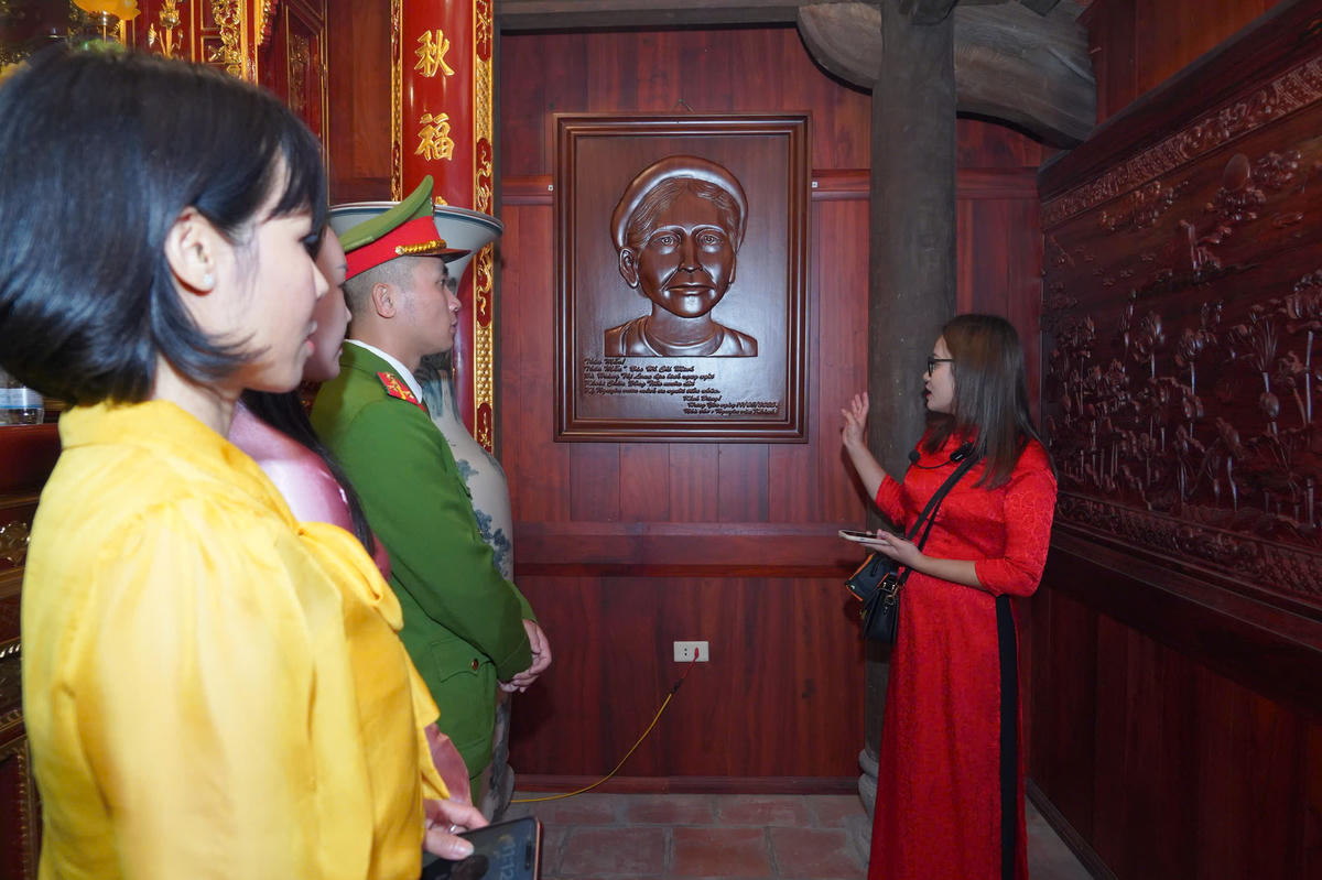 Đoàn đại biểu nghe giới thiệu về bà Hoàng Thị Loan, thân mẫu Chủ tịch Hồ Chí Minh tại Nhà tưởng niệm. Ảnh: Trần Cường.&nbsp;