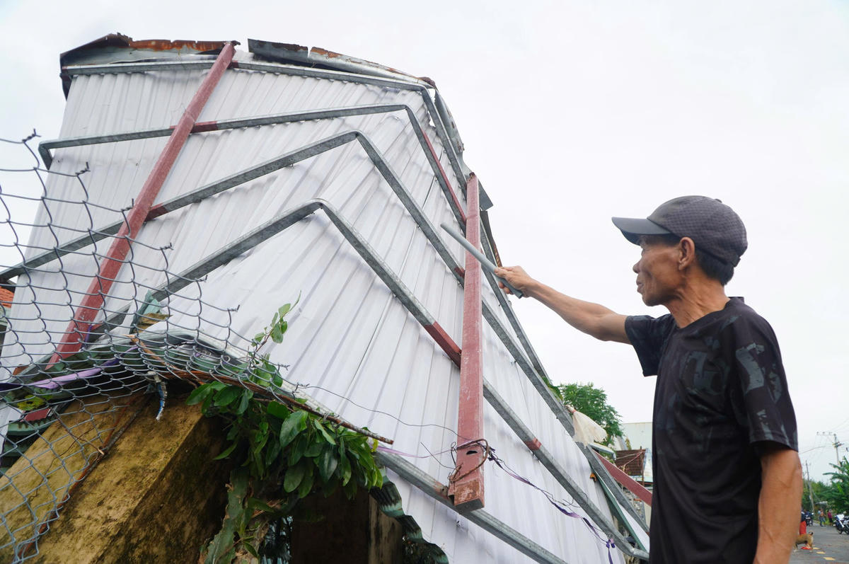 Mái tôn nhà dân bị lốc xoáy thổi bay hư hỏng. Ảnh: Nguyễn Tín.