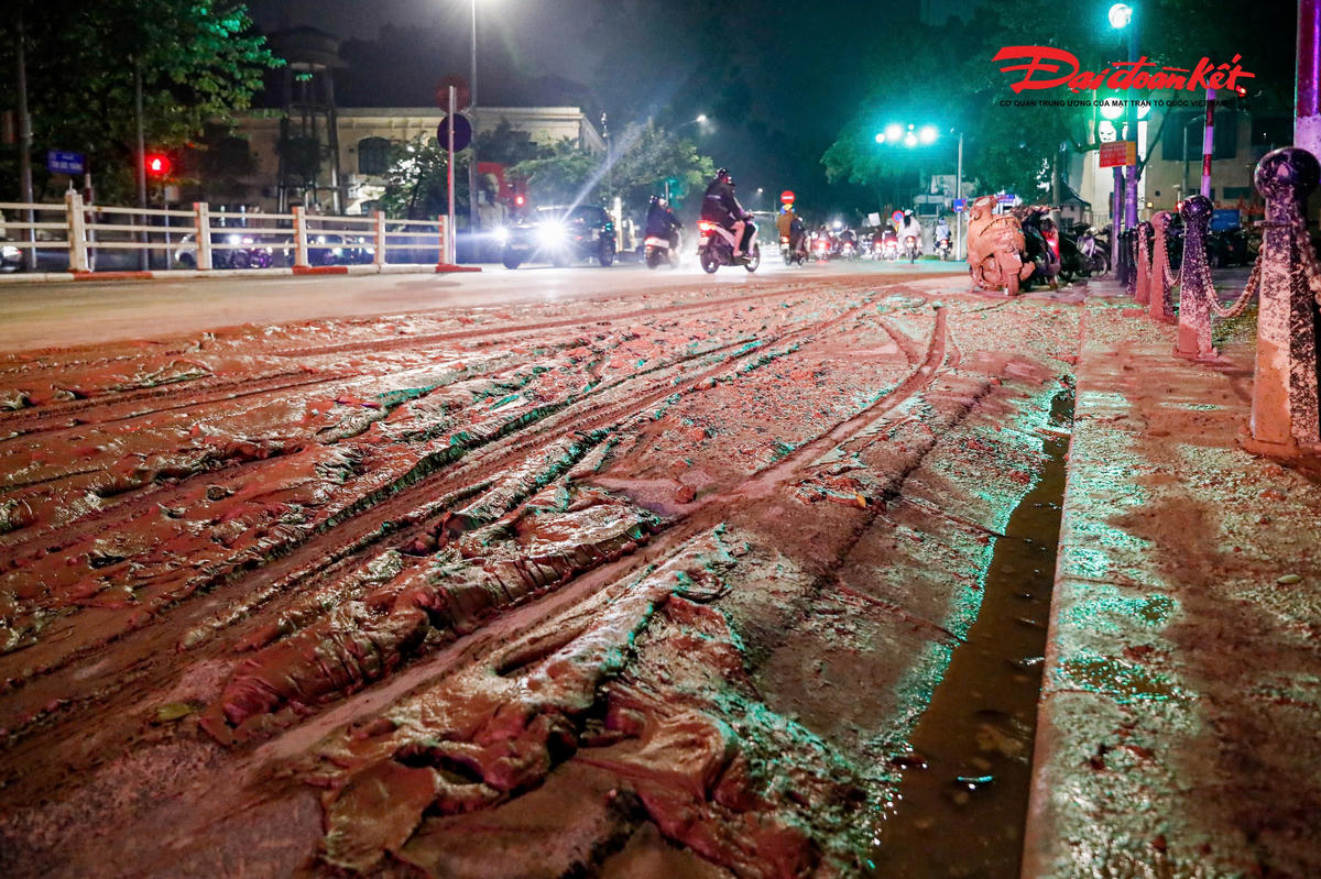Theo ghi nhận của PV Báo Đại đoàn kết, khoảng 22h đêm ngày 16/11 tại ngã tư Tôn Đức Thắng - Nguyễn Thái Học (phường Văn Miếu - Quốc Tử Giám, Hà Nội) bùn nhão từ xe tải tràn ra đường, khiến nhiều người đi đường bị ngã sõng soài.