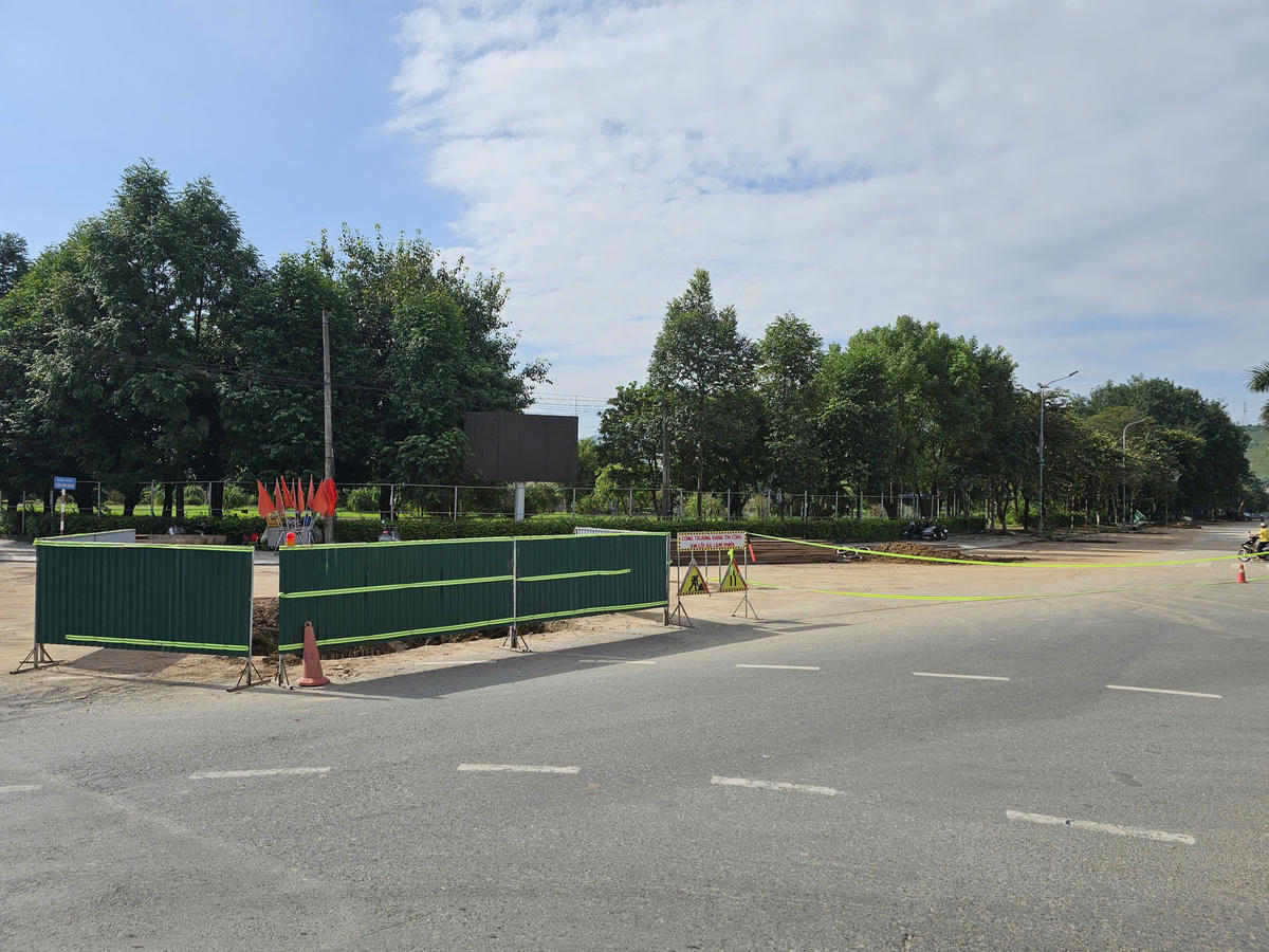 Đơn vị thi công thực hiện các giải pháp rào chắn, cảnh báo đảm bảo an toàn giao thông trên tuyến.