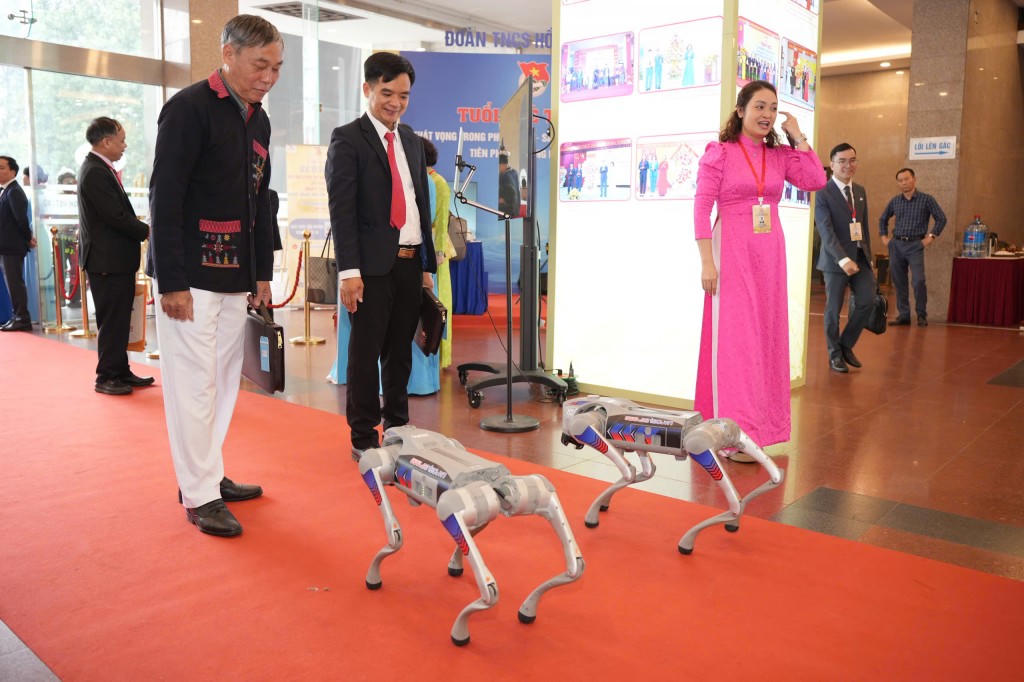 Các sản phẩm công nghệ mang đến những trải nghiệm thú vị bên lề Đại hội.&nbsp;