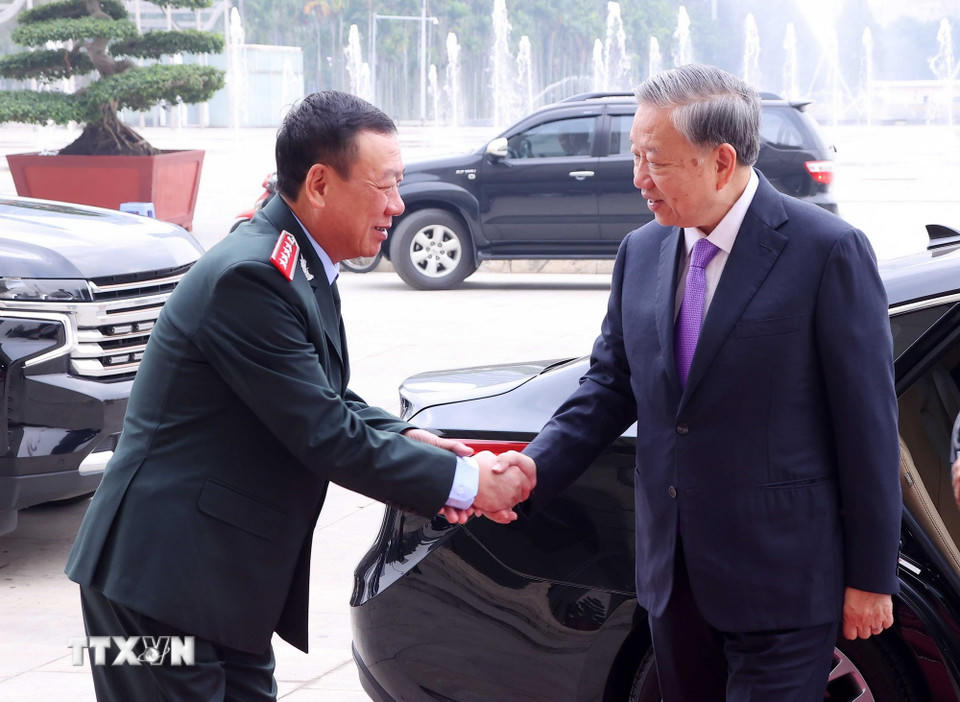 Tổng Thanh tra Chính phủ Đoàn Hồng Phong đón Tổng Bí thư Tô Lâm đến dự Lễ kỷ niệm 80 năm Ngày truyền thống Thanh tra Việt Nam. (Ảnh: Văn Điệp/TTXVN)