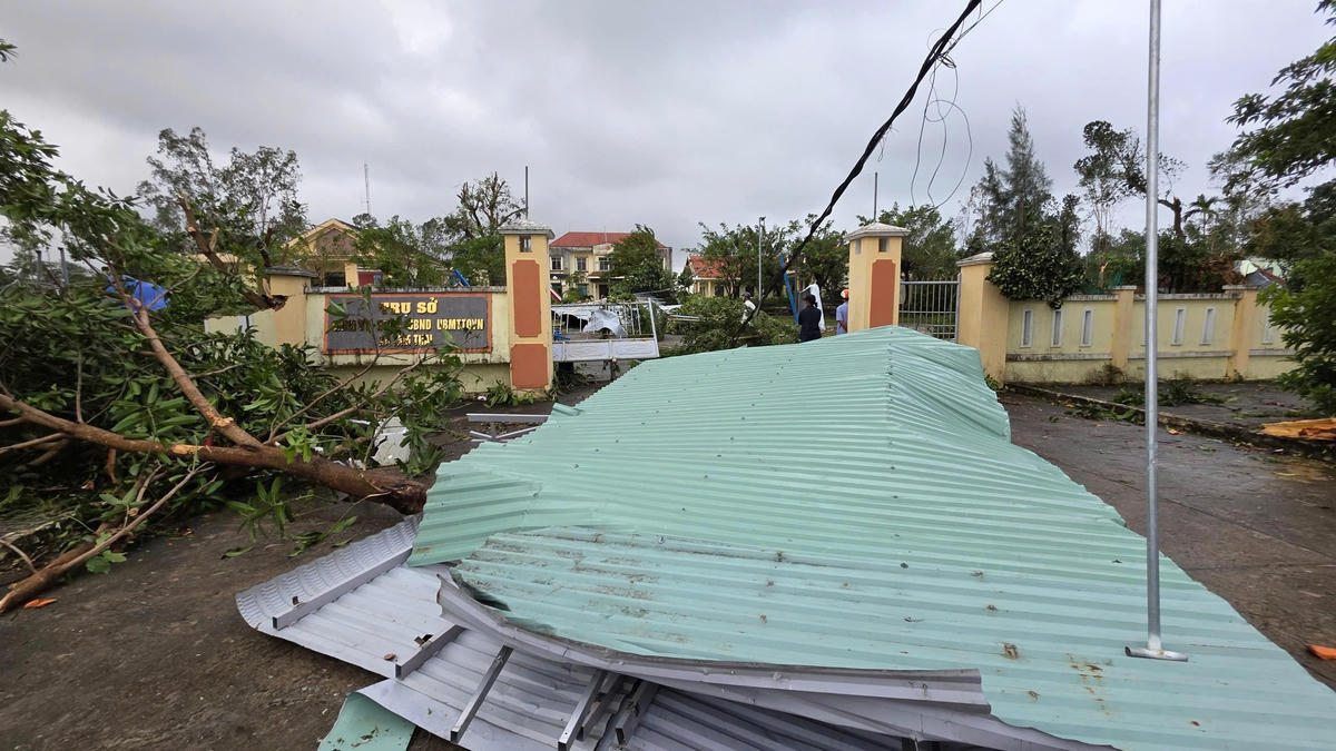 Mái tôn bị lốc xoáy thổi bay nằm ngổn ngang trên mặt đất. Ảnh: Chí Đại.