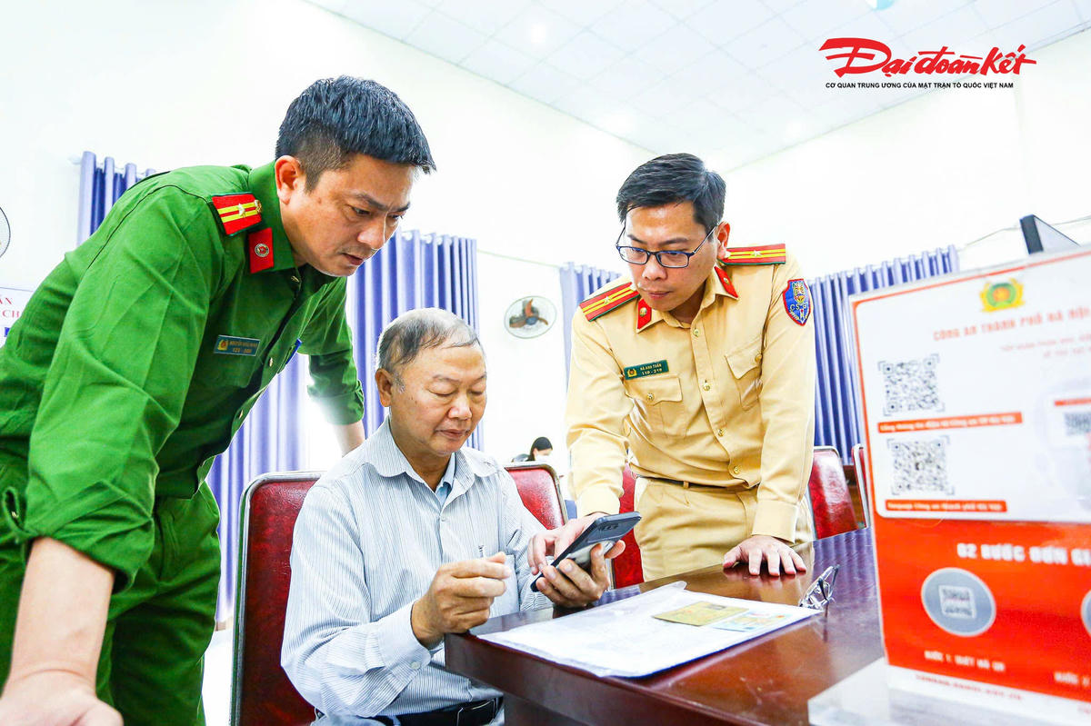 Ngoài hỗ trợ ở từng nhà dân, tại trụ sở Công an xã Mê Linh (Hà Nội) nhiều người dân cũng chủ động đến để được hướng dẫn làm sạch dữ liệu đăng ký phương tiện, giấy phép lái xe trực tiếp.