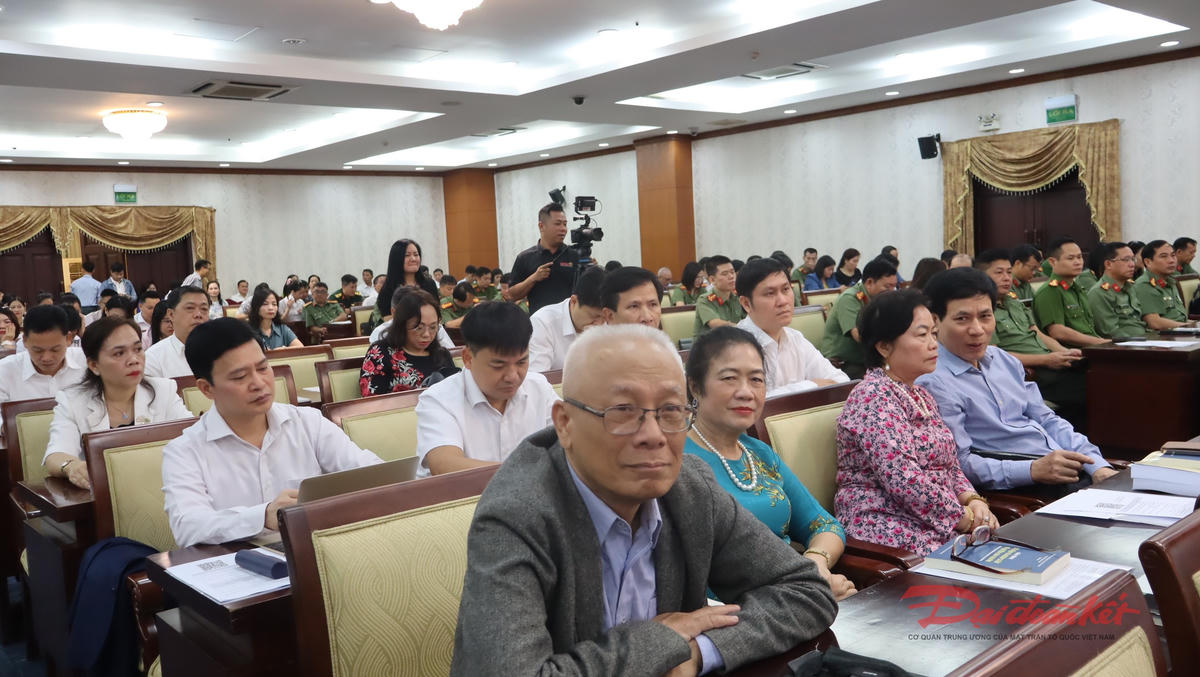 Khoảng 300 đại biểu, là các nhà nghiên cứu, nhà khoa học tham dự hội thảo khoa học cấp quốc gia. Ảnh: Hồng Phúc.