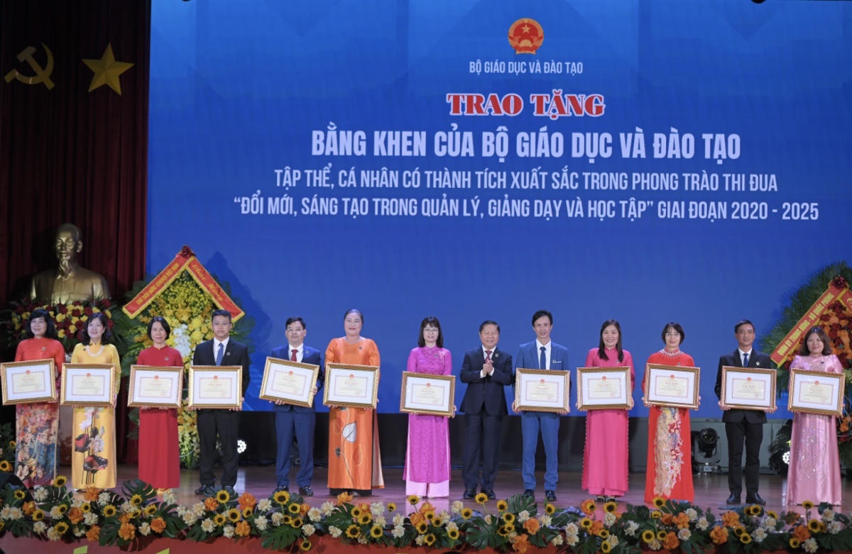 Lãnh đạo Bộ GDĐT trao Cờ thi đua, Bằng khen cho các tập thể, cá nhân. Ảnh: Trần Hiệp
