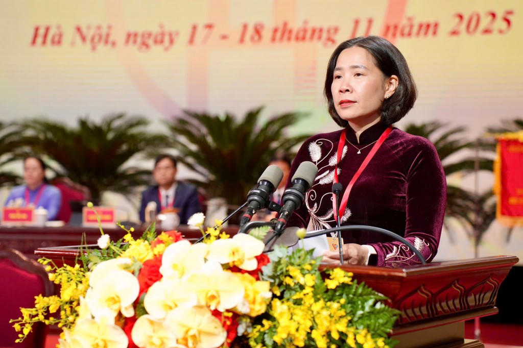 Phó Chủ tịch Ủy ban MTTQ Việt Nam TP, Chủ tịch Hội Liên hiệp phụ nữ TP Hà Nội Lê Kim Anh trình bày Đề án nhân sự Ủy ban MTTQ Việt Nam TP Hà Nội khóa XVIII.&nbsp;