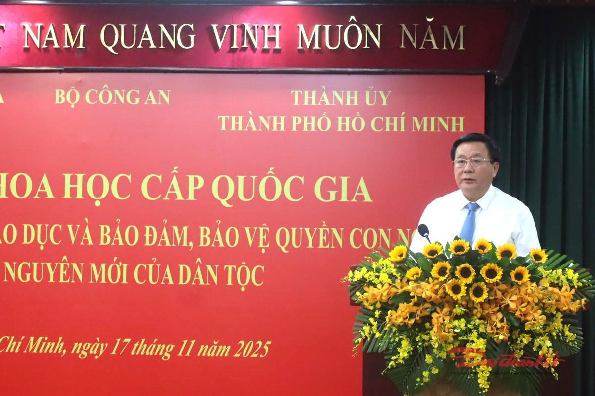 GS.TS Nguyễn Xuân Thắng - Ủy viên Bộ Chính trị, Giám đốc Học viện Chính trị quốc gia Hồ Chí Minh, Chủ tịch Hội đồng Lý luận Trung ương phát biểu đề dẫn hội thảo. Ảnh: Hồng Phúc.