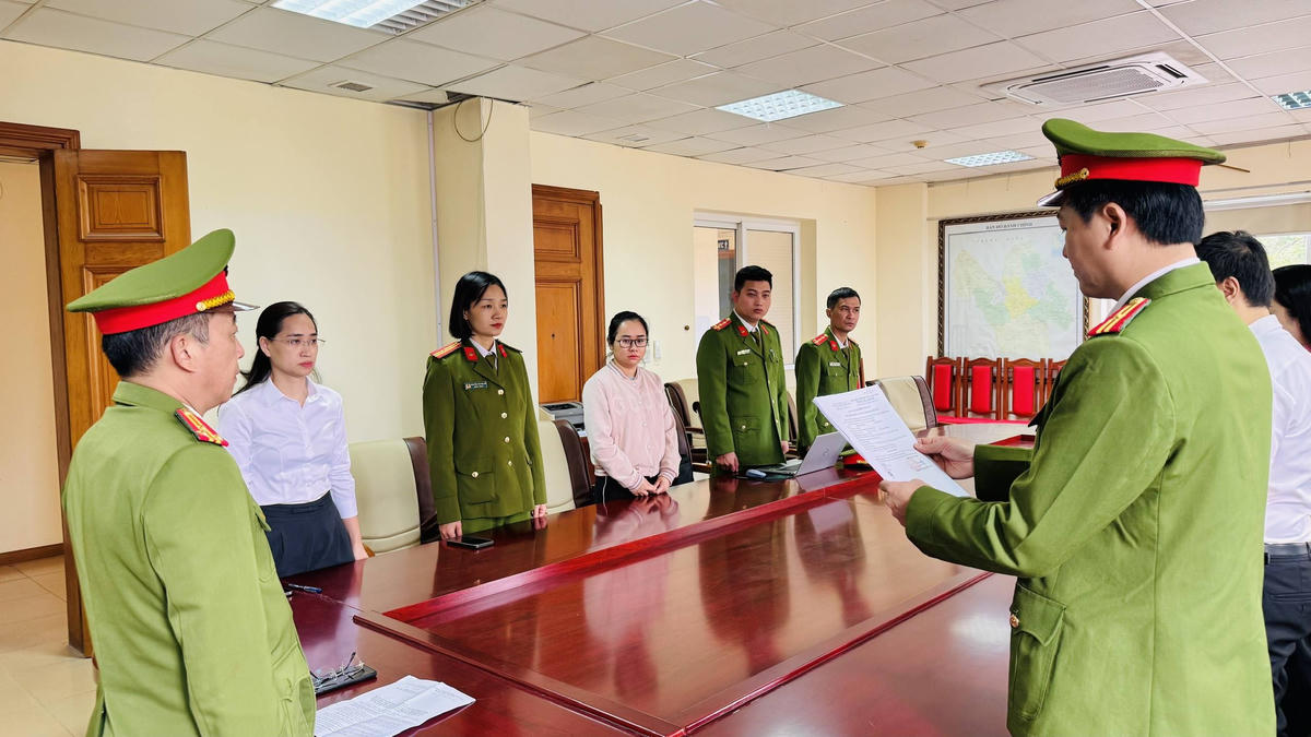 Cơ quan điều tra đọc các quyết định khởi tố các bị can. Ảnh: Tống Huệ.