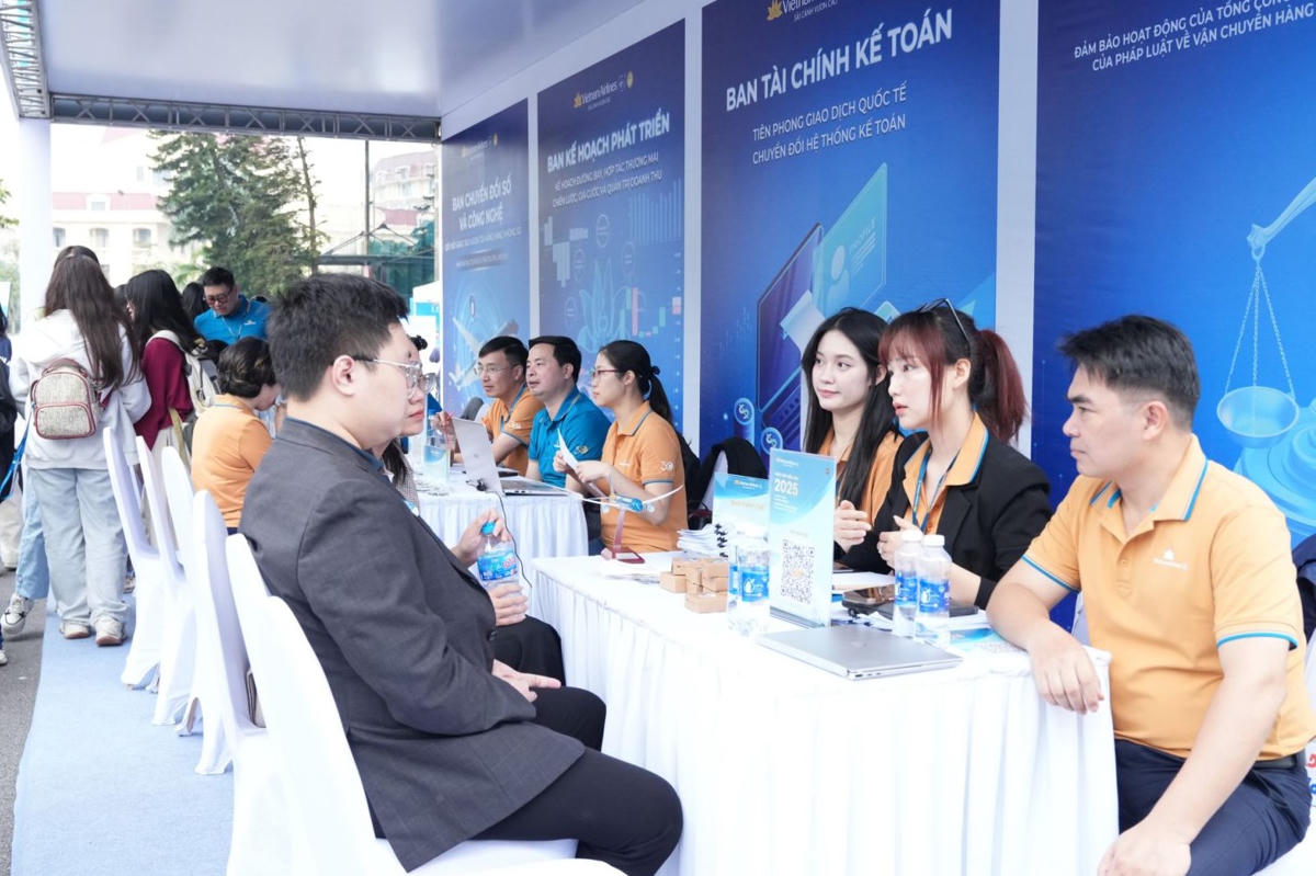 Tại khu vực tư vấn, mọi thắc mắc được giải đáp giúp người tham dự hiểu thêm về tính chất công việc, quyền lợi và các cơ hội nghề nghiệp. Những chia sẻ thực tế từ đội ngũ chuyên môn giúp các bạn trẻ thêm tự tin khi lựa chọn con đường sự nghiệp trong tương lai.
