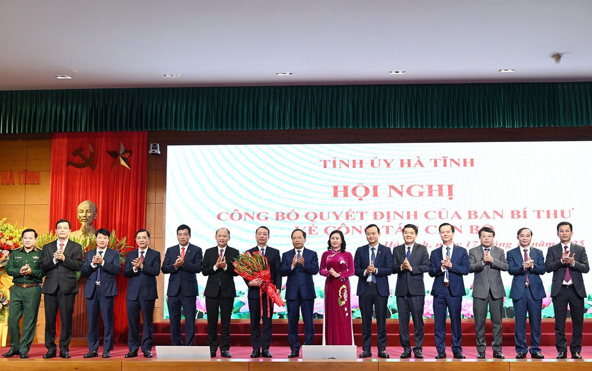 Ban Thường vụ Tỉnh ủy Hà Tĩnh tặng hoa chúc mừng ông Phan Thiên Định. Ảnh: BHT.