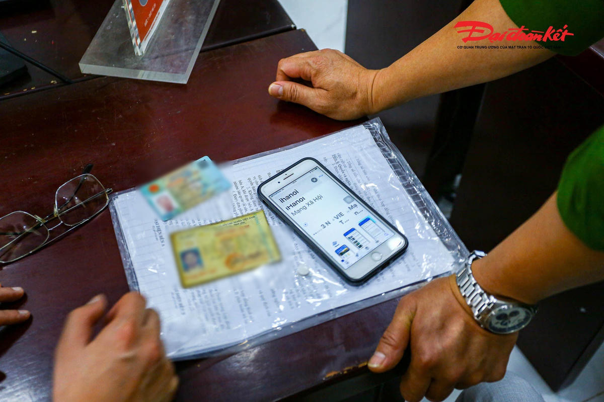 Để thực hiện khai báo, người dân cài đặt và mở ứng dụng iHanoi trên điện thoại di động, sau đó, đăng nhập vào ứng dụng bằng số điện thoại (nếu chưa có tài khoản thì đăng ký) hoặc đăng nhập thông qua ứng dụng VNeID.&nbsp;