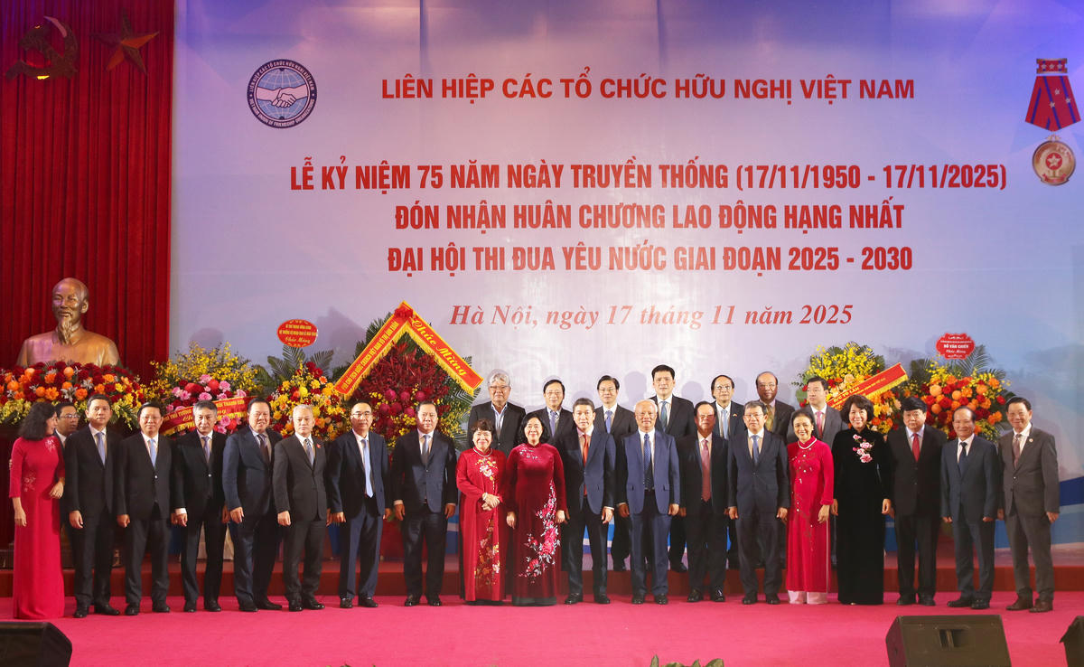 Chủ tịch Bùi Thị Minh Hoài chụp ảnh lưu niệm cùng các đại biểu tham dự Lễ kỷ niệm. Ảnh: Tiến Đạt.