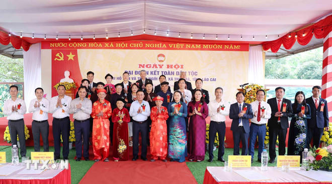 Thường trực Ban Bí thư Trần Cẩm Tú với nhân dân các dân tộc thôn Hồ Sen và thôn Ngòi Lẻn, xã Thác Bà. (Ảnh: Phương Hoa/TTXVN)