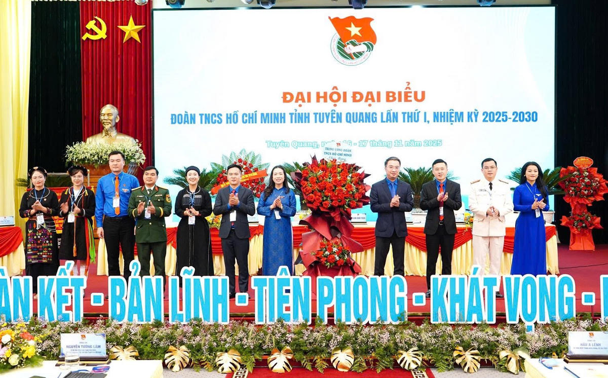 Lãnh đạo Trung ương Đoàn tặng hoa chúc mừng Đại hội. Ảnh: Đ.S.