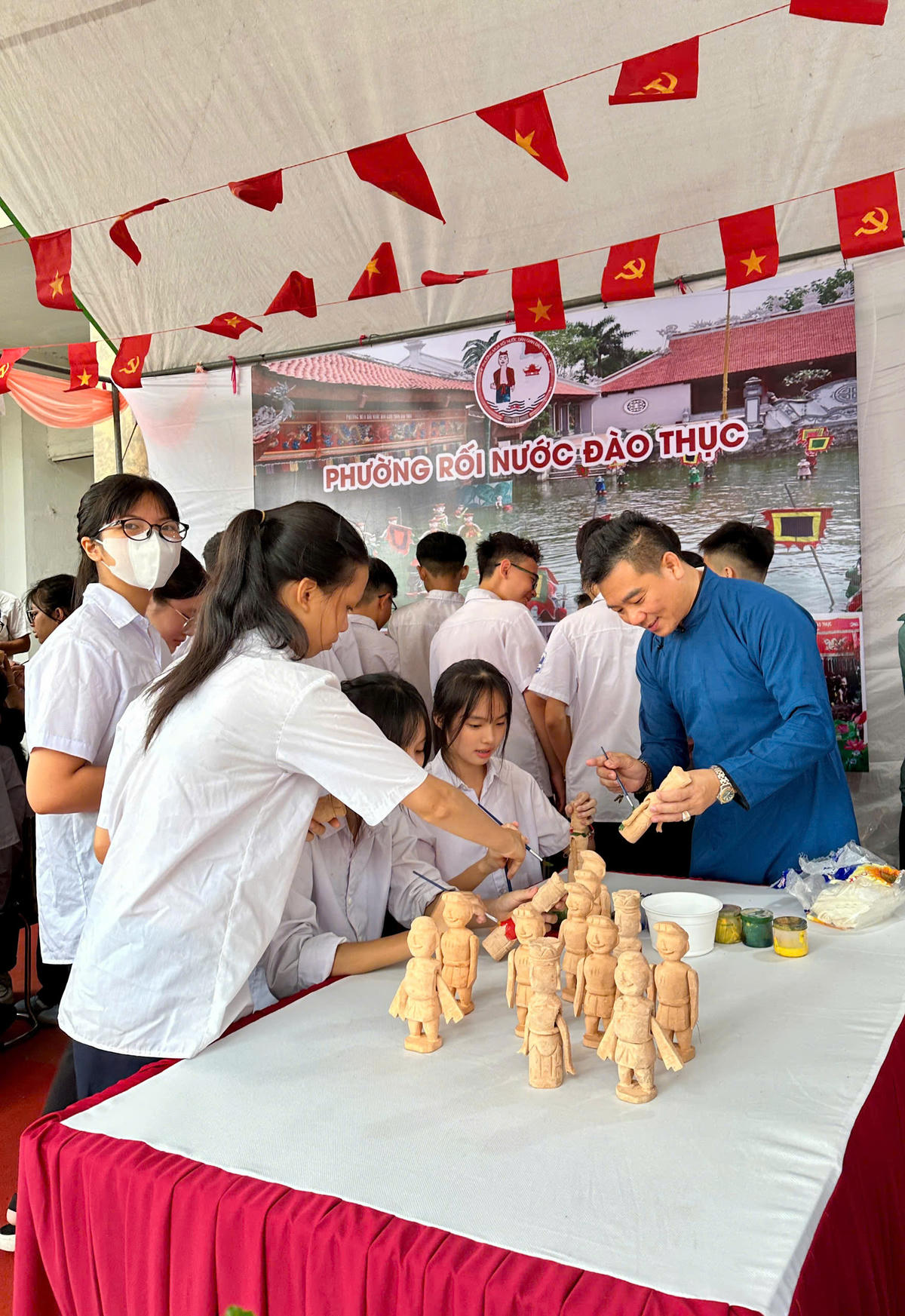 Cán bộ Mặt trận cơ sở "truyền lửa" cho thế hệ trẻ lưu giữ văn hóa truyền thống làng quê.&nbsp;