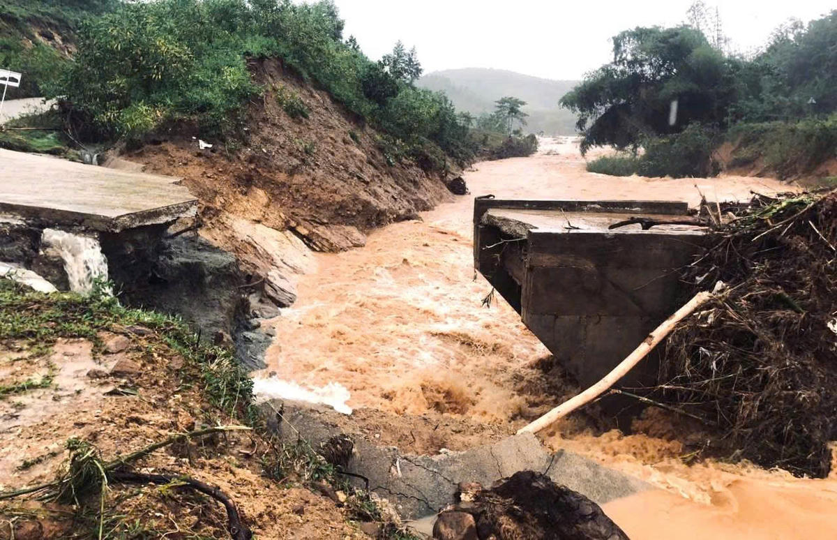 Nước suối dâng cao cuốn sập&nbsp;cầu Nước Bao. Ảnh: CV.