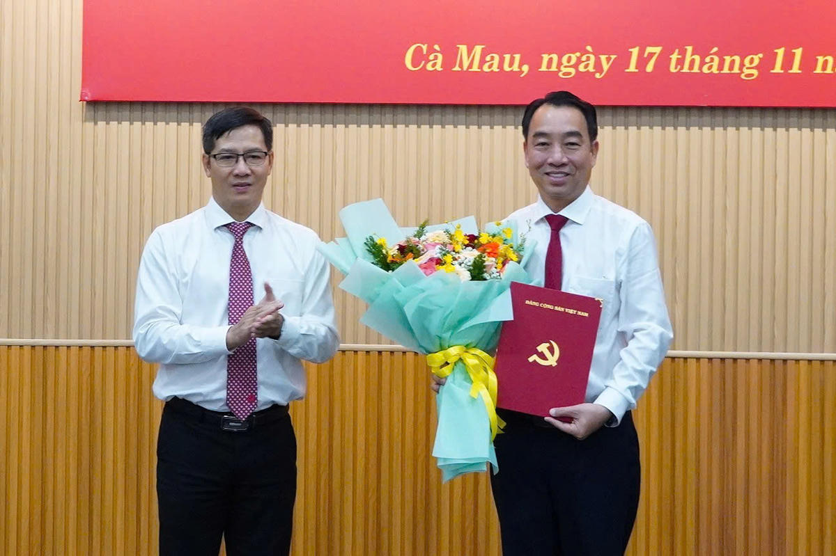 Phó Trưởng Ban Tổ chức Trung ương Nguyễn Thành Tâm&nbsp;trao Quyết định của Ban Bí thư Trung ương Đảng cho ông Lữ Quang Ngời. Ảnh: Nguyên Du