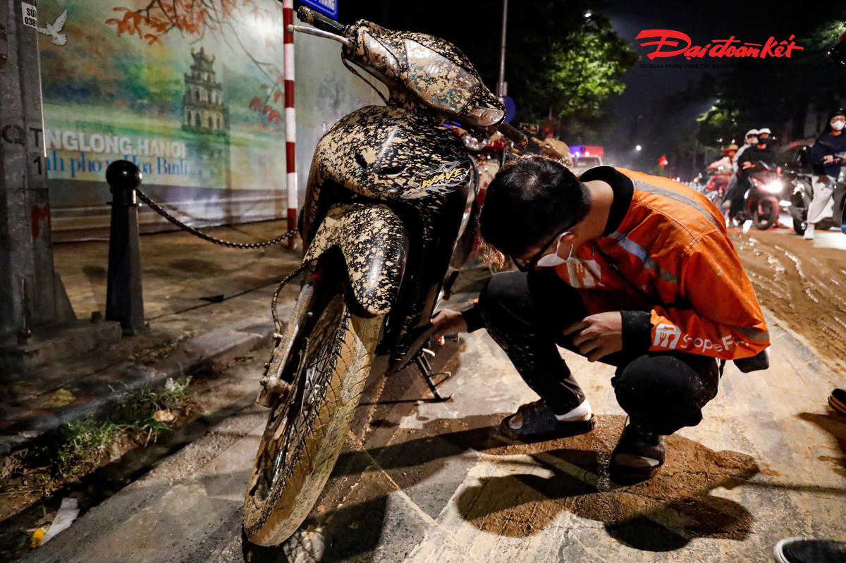 Chia sẻ với PV, anh C., một shipper có mặt tại hiện trường cho biết: “Đang giao hàng thì thấy xe tải chở bùn rẽ vào phố Nguyễn Thái Học, bất ngờ, bùn từ xe bắn ra phía sau, trúng kính mắt tôi, khiến tôi ngã xuống đường”.