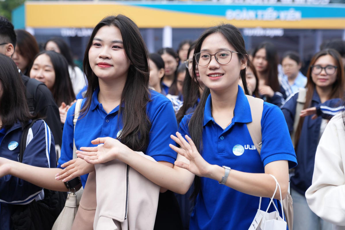 Sự kiện khép lại trong niềm vui và cảm xúc trọn vẹn. Vietnam Airlines đã biến Ngày hội việc làm thành hành trình chắp cánh ước mơ, lan tỏa tinh thần cất cánh sự nghiệp và bồi đắp thế hệ nhân lực trẻ, những con người được trân trọng và được xem là tài sản quý giá nhất của Hãng hàng không Quốc gia Việt Nam.
