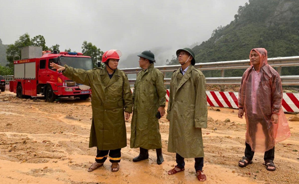 
Ông Nguyễn Thanh Hà, Phó Chủ tịch UBND tỉnh Khánh Hòa và đoàn công tác kiểm tra gần khu vực hiện trường vụ sạt lở đất tại Đèo Khánh Lê. Ảnh: CTV.. 