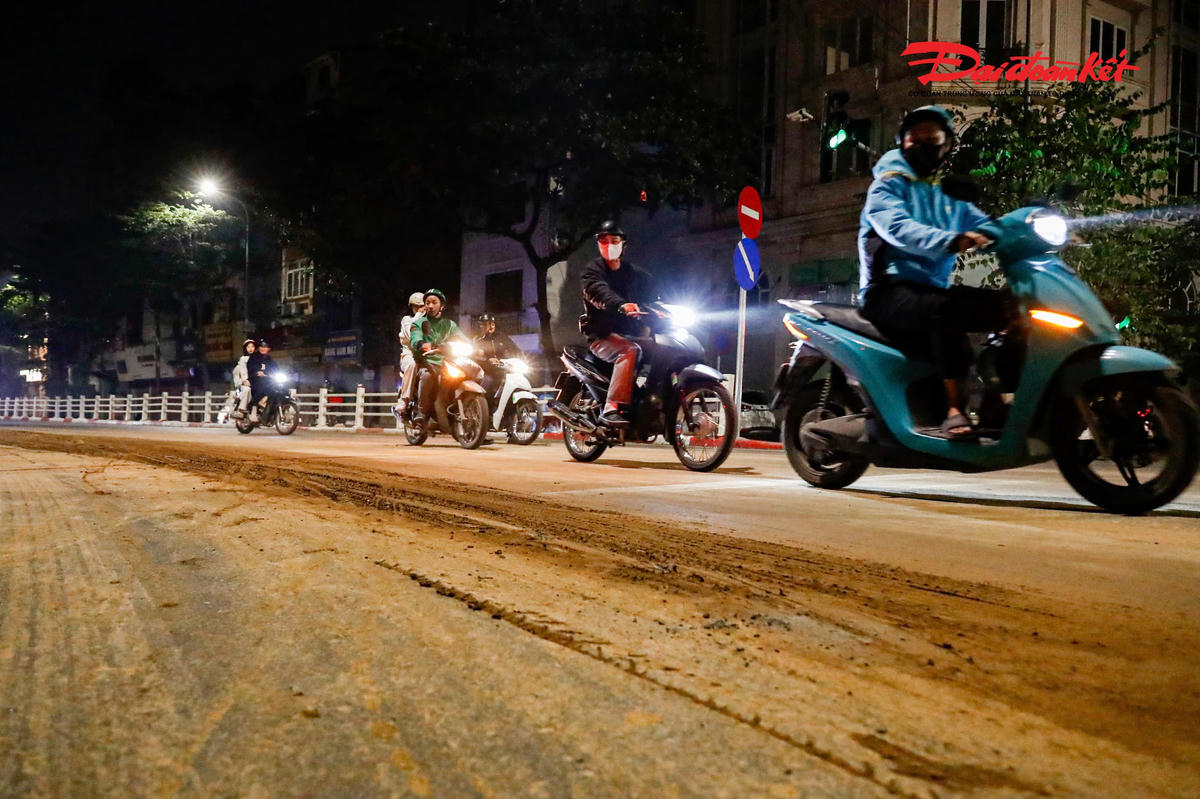 Ban Quản lý đường sắt đô thị cam kết tuân thủ đầy đủ các quy định về an toàn lao động, vệ sinh môi trường trong suốt quá trình triển khai Dự án Tuyến ĐSĐT số 3.1. Việc nhiều thông tin trái chiều cho rằng số bùn trên xuất phát từ dự án đang khoan ngầm là thông tin thất thiệt, không chính xác.