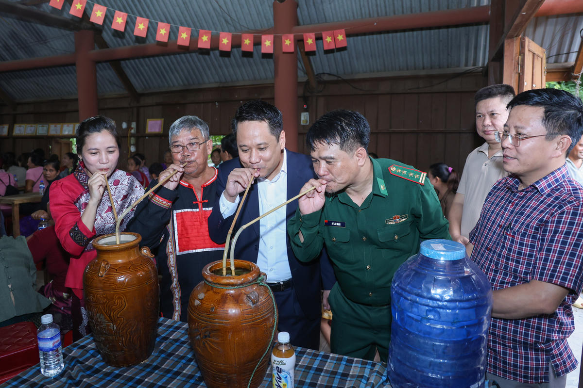 Nhà báo Trương Thành Trung – Tổng Biên tập Báo Đại đoàn kết và&nbsp;Đại tá Rơ Lan Ngân – Phó Chính ủy Ban Chỉ huy Bộ đội Biên phòng tỉnh Đắk Lắk giao lưu văn hóa với bà con. Ảnh: Quang Vinh.. 