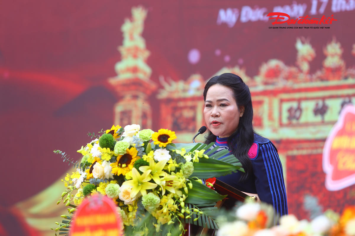 Bà Nguyễn Thị Thúy Hường đại diện các chắt ngoại hậu duệ Thánh tổ họ Trần phát biểu tại lễ kỷ niệm.