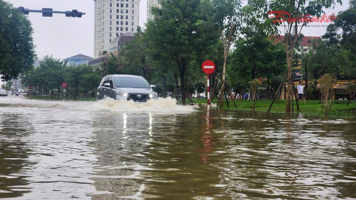 Giao thông đi lại hết sức khó khăn. Ảnh: N.Q.