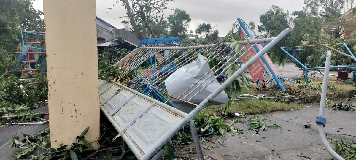 Một cửa của trụ sở UBND xã Tam Thái cũ bị ngã đổ, hư hỏng. Ảnh: Tấn Thành.