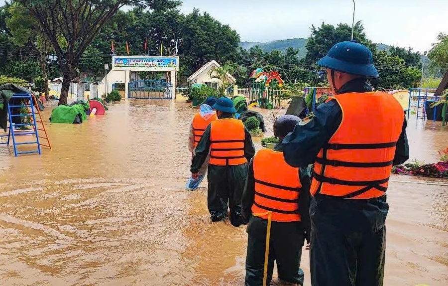 Lực lượng chức năng hỗ trợ nhân dân dọn sau mưa lũ. (ảnh H.L)