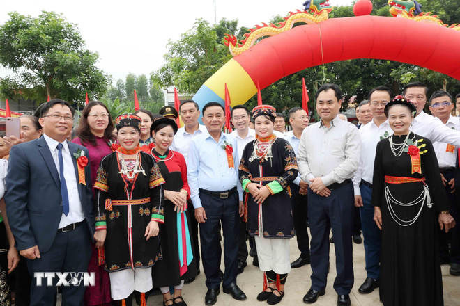 Thường trực Ban Bí thư Trần Cẩm Tú với nhân dân các dân tộc thôn Hồ Sen và thôn Ngòi Lẻn, xã Thác Bà. (Ảnh: Phương Hoa/TTXVN)