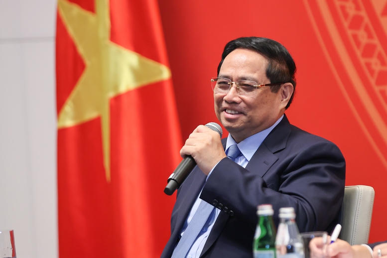 Thủ tướng Phạm Minh Chính thay mặt Tổng Bí thư Tô Lâm và lãnh đạo Đảng, Nhà nước chuyển tới cộng đồng lời chào thân thiết, lời hỏi thăm ân tình và tình cảm chân thành từ quê nhà - Ảnh: VGP/Nhật Bắc.