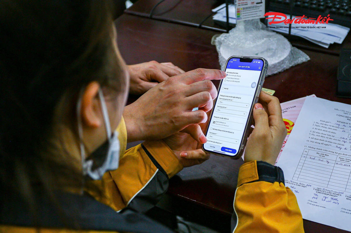 Tương tự, đối với mục "Đăng ký xe", người dân tích vào dấu cộng ở góc dưới bên phải màn hình, sau đó điền đầy đủ thông tin vào bảng khai báo. Tại mục này, người dân cần tải hình ảnh của căn cước và giấy chứng nhận đăng ký xe lên hệ thống. Ngoài ra, người dân cũng có thể khai báo giùm người khác bằng cách tích vào mục "Khai hộ". 