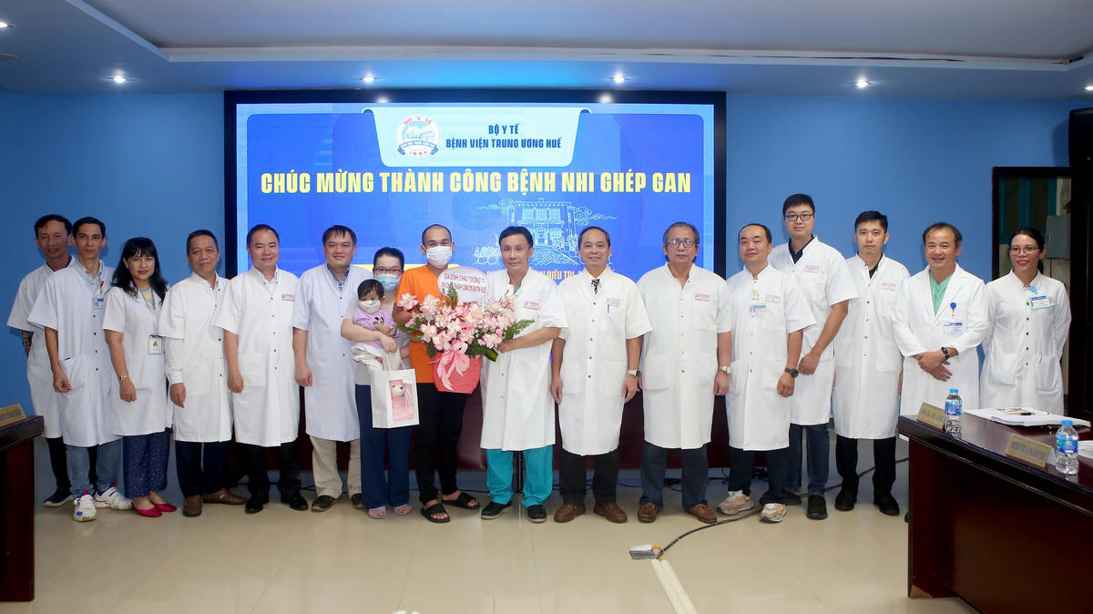 Bệnh viện Trung ương Huế tổ chức lễ ra viện cho bệnh nhi N.T.V. Ảnh: L.H.