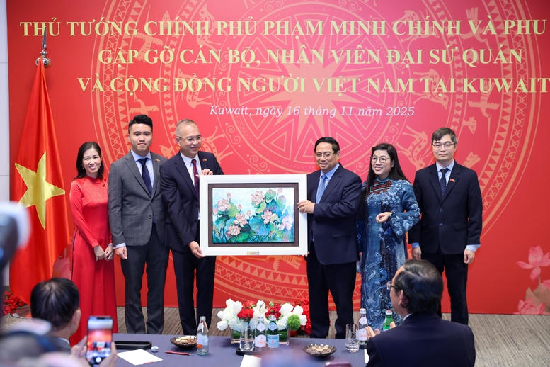 Thủ tướng và phu nhân tặng quà cho đại sứ quán Việt Nam tại Kuwait - Ảnh: VGP/Nhật Bắc.