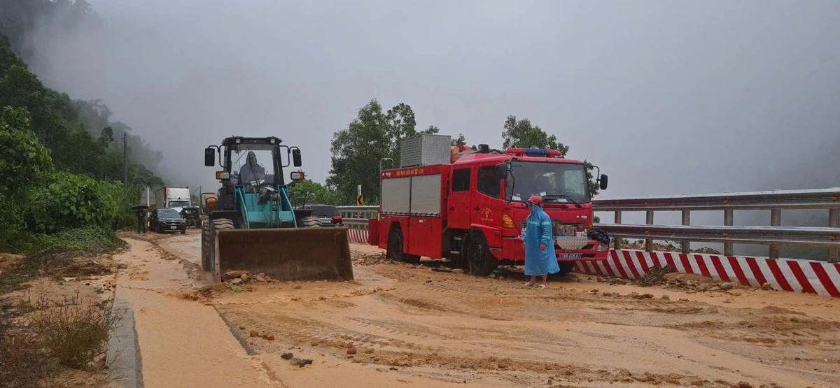 Khánh Hòa: Mưa lũ gây sạt lở nghiêm trọng