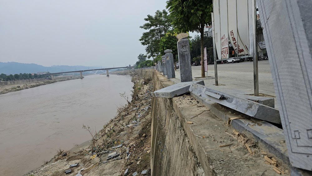 Hình ảnh lan can đá bị đổ, gãy. Ảnh: Long Nguyễn.