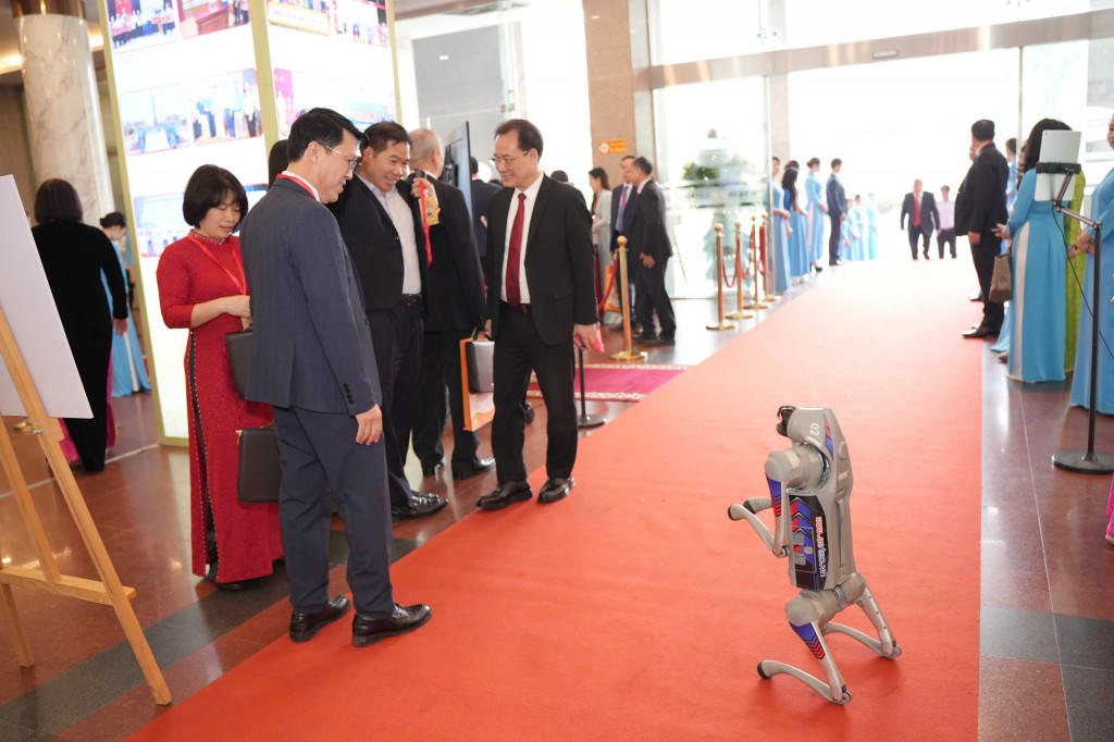 Các sản phẩm công nghệ mang đến những trải nghiệm thú vị bên lề Đại hội.&nbsp;