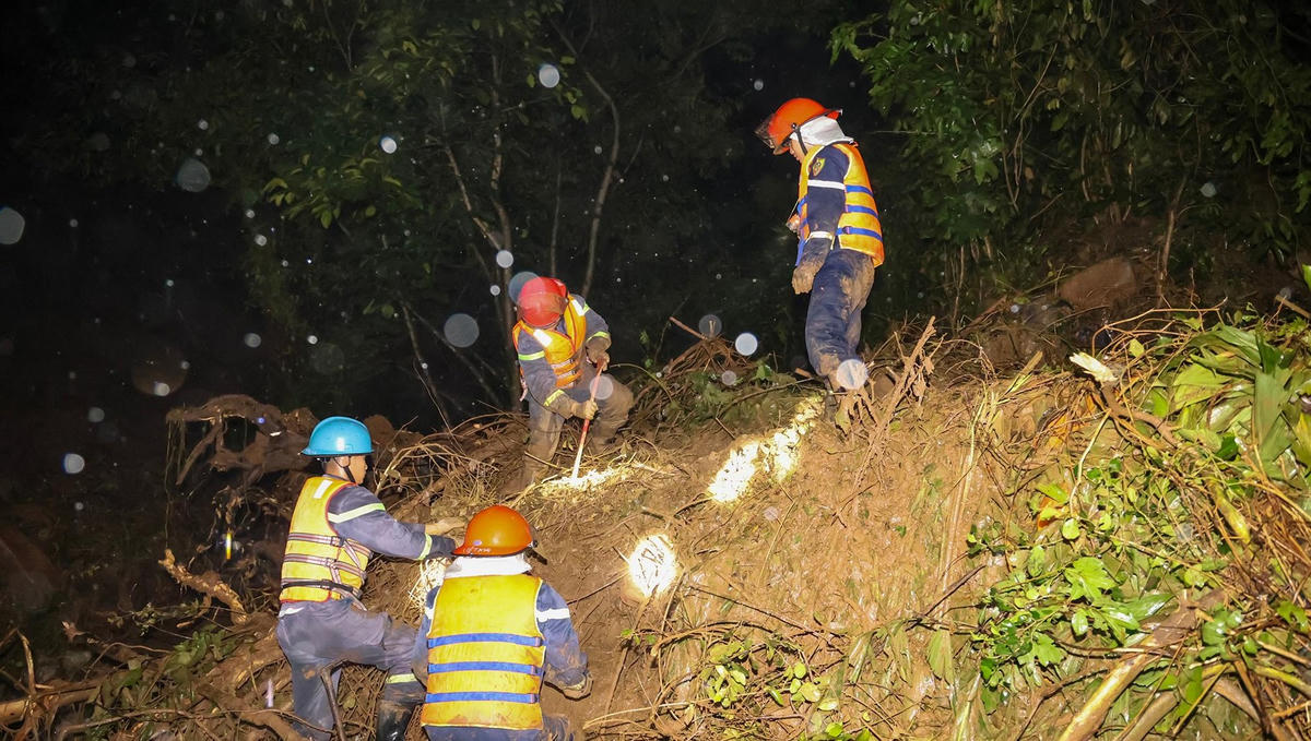 Phát hiện một nạn nhân bị vùi sâu trong đất. (Ảnh: CTV)