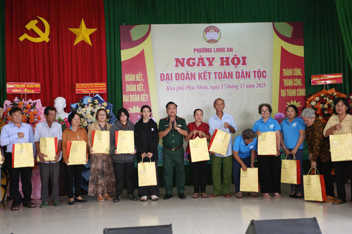 Các lãnh đạo tặng quà bà con khó khăn ở Ngày hội Đại đoàn kết tại tỉnh Tây Ninh. Ảnh: Đ.X.